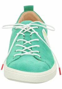 Türkise Wildleder-Sneaker mit weißen Schnürsenkeln, abgerundeter Schuhspitze und strukturierter weißer Gummisohle. Verfügt über einen kleinen roten Akzent an den Schnürsenkelenden.