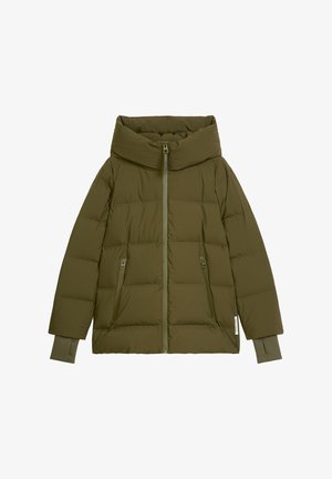 Olivově zelená péřová bunda s vysokou, ohnutou kapucí, dvěma zipovými kapsami a ribbenovými detaily na rukávech. Hladký povrch, prošívaný design.