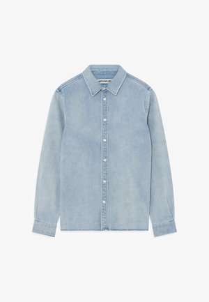 Vaaleansininen farkkupaita napituksella edessä, terävä kaulus, pitkät hihat ja hieman rento istuvuus. Sisältää valkoiset napit ja minimaalista tekstuuria.