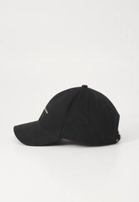 Fekete baseball sapka ívelt karimával, pamut anyagból készült. Oldalán logóval és állítható hátsó pánttal rendelkezik. Nagyon sima tapintású.