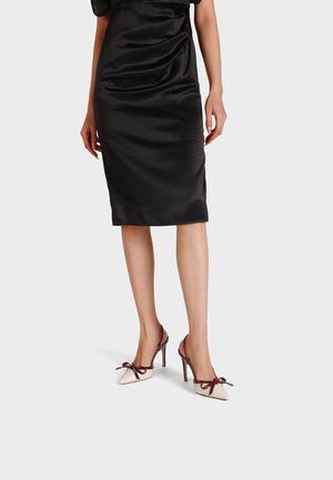 Queen Helena, Zapatos altos - beige