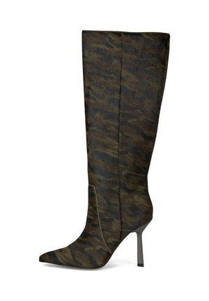 Bottes camouflées jusqu'aux genoux en vert et marron, présentant un bout pointu et un talon aiguille, fabriquées à partir d'un matériau texturé avec un design élégant.
