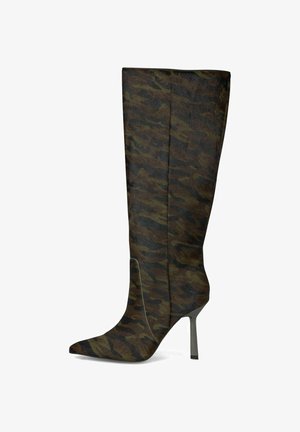 Botas de camuflaje hasta la rodilla en verde y marrón, con punta afilada y tacón de aguja, fabricadas con material texturizado y un diseño elegante.