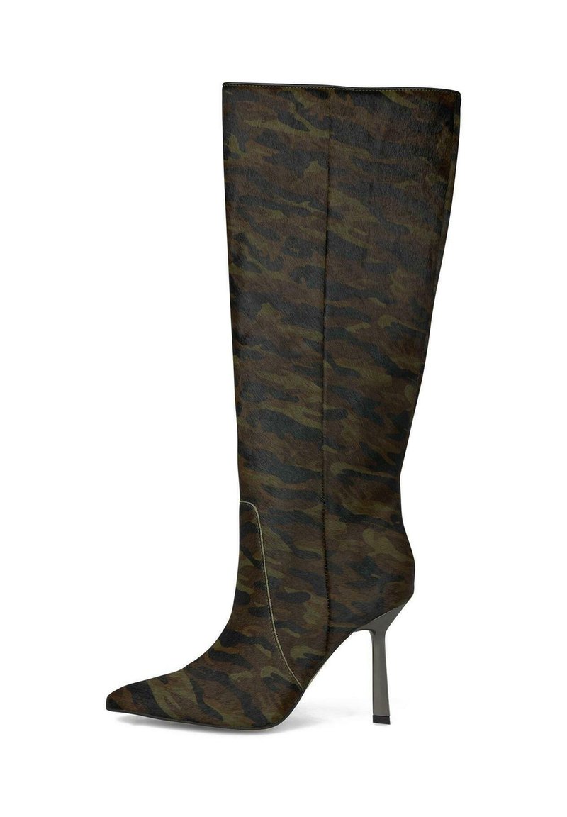 Kalosze kamuflażowe sięgające do kolan w kolorze zielonym i brązowym, z wyraźnym noskiem i obcasem w stylu stiletto, wykonane z teksturowanego materiału o smukłym wzornictwie.