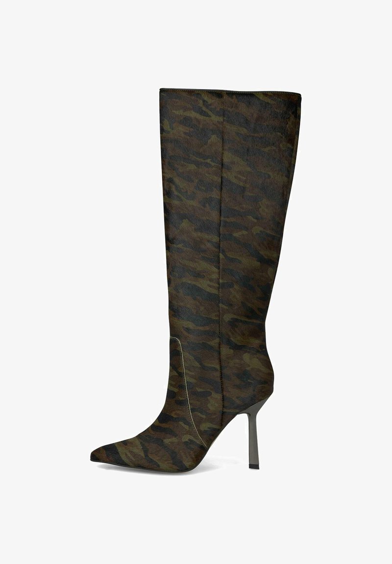 Botas de camuflaje hasta la rodilla en verde y marrón, con punta afilada y tacón de aguja, fabricadas con material texturizado y un diseño elegante.