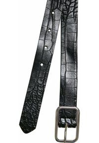 Svart lærbelte med krokodillemønster, utstyrt med en sølvfarget rektangulær spenne og flere hull langs stroppen.