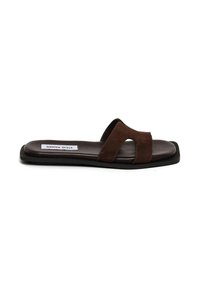 Bruine suède slide-sandalen met een open teen en een gebogen bandontwerp. Voorzien van een gladde zwarte zool en een vlakke, minimalistische silhouette.