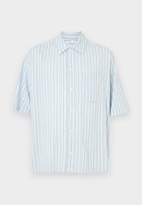 Camisa de manga corta con botones en azul claro con rayas verticales y un bolsillo en el pecho. Hecha de tela ligera. Diseño de cuello estándar.