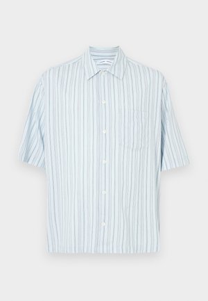 Lühikeste varrukatega särgipluus helesinises värvitoonis, millel on vertikaalsed triibud ja rinnatasku. Valmistatud kergest kangast. Tavalise kraega disain.