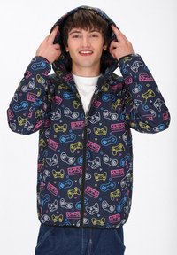 Marine blauwe hoodie met levendige patronen van een gaming controller en cassettebandjes in geel, roze en blauw; heeft een ritssluiting aan de voorkant en elastische manchetten.