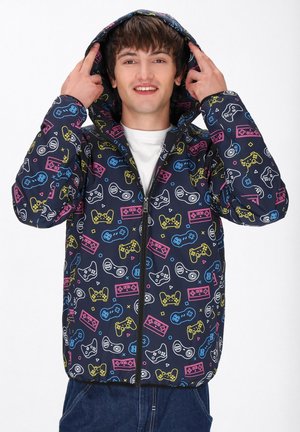 Marine blauwe hoodie met levendige patronen van een gaming controller en cassettebandjes in geel, roze en blauw; heeft een ritssluiting aan de voorkant en elastische manchetten.