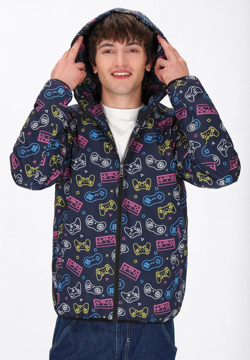 Marine blauwe hoodie met levendige patronen van een gaming controller en cassettebandjes in geel, roze en blauw; heeft een ritssluiting aan de voorkant en elastische manchetten.