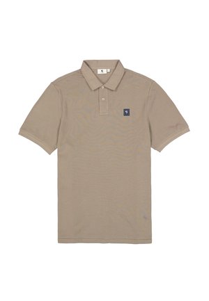 Beige poloshirt met een klassieke kraag, korte mouwen en een blauw logoplaatje op de linkerborst. Gemaakt van gladde, lichte stof.