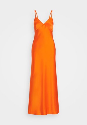 Fényes narancssárga selyemruha, vékony állítható pántokkal és V-kivágással. A sziluett letisztult és testhezálló.