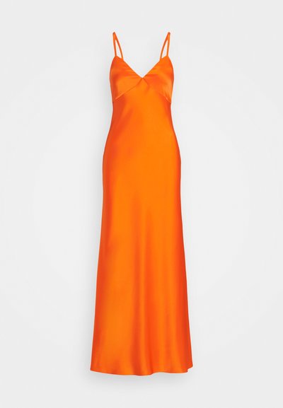 Saténová sukňa v jasne oranžovej farbe, s tenkými nastaviteľnými ramienkami a výstrihom do V. Silueta je štíhla a priliehavá.