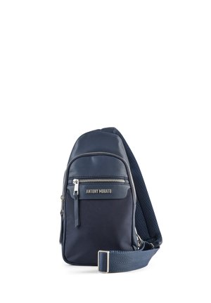 Borsa a tracolla blu navy con tasca frontale con cerniera, dettagli in pelle, marchio "ANTONY MORATO" e tracolla regolabile in mesh con fibbia metallica.