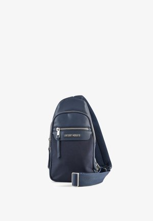Donkerblauwe crossbody slingtas met voorvak met ritssluiting, lederen accenten, merknaam "ANTONY MORATO" en een verstelbare meshriem met metalen gesp.