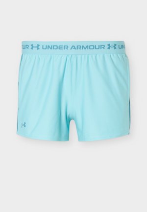 Φωτεινά γαλάζια αθλητικά σορτς Under Armour με ελαστική μέση, με το όνομα της μάρκας και λογότυπα στο εμπρόσθιο αριστερό πόδι και στη μέση.