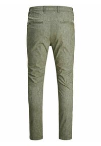Zielone, teksturowane spodnie o dopasowanym kroju. Posiadają dwie tylne kieszenie i gładki pas. Tkanina ma subtelny wzór.