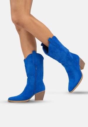 Blauwe suède cowboylaarzen met een taps toelopende neus, verhoogde ontwerpaccenten, een zijrits en een gestapelde houten hak.