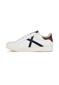Sneaker in pelle bianca con strisce di accentuazione blu navy. Presenta un inserto in pelle marrone sul tallone, punta tonda, chiusura con lacci e suola in gomma testurizzata.