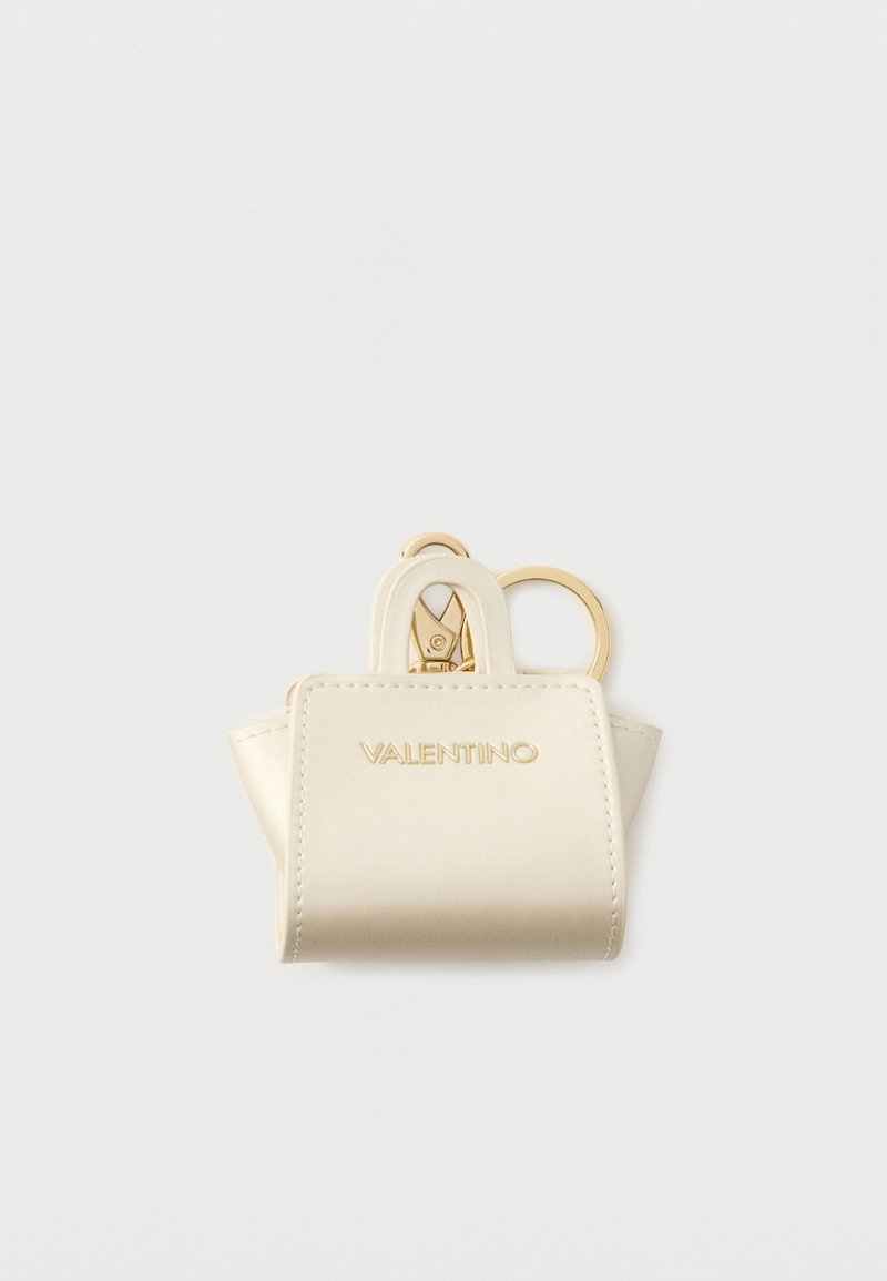 Μικρό μπεζ μίνι τσαντάκι Valentino σε σχήμα μπρελόκ με εξαρτήματα σε χρυσό χρώμα και λογότυπο στο μπροστινό μέρος.