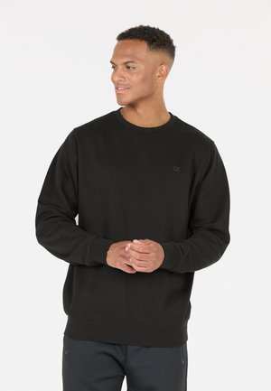 Zwarte sweatshirt met ronde hals van zacht materiaal, met een geribde halslijn en boorden, en een subtiele logodetail op de borst.