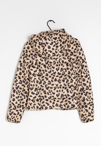 Kurtka ocieplana w panterkę z kapturem, z beżowym tłem i czarnymi plamami, teksturowany materiał z pikowanymi detalami.