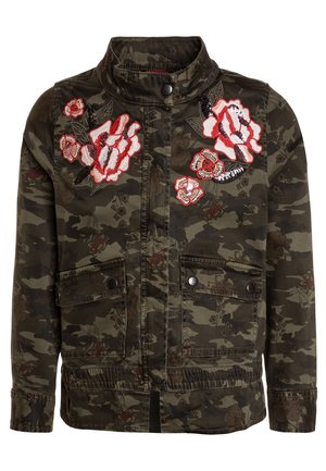Zielona kurtka w kamuflażu z dwoma przednimi kieszeniami z klapkami oraz czerwonym kwiatowym haftem na piersi i ramionach.