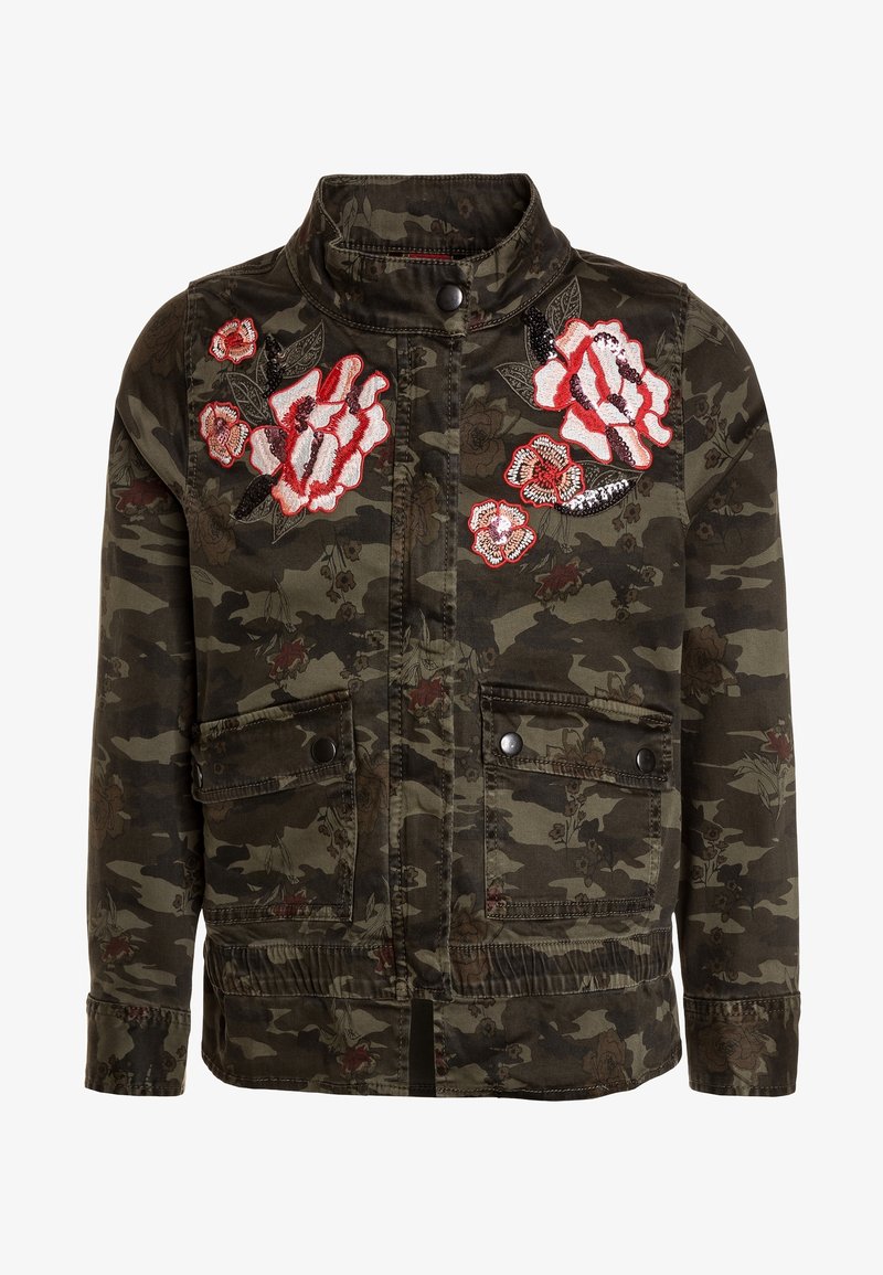 Veste camouflage verte avec deux poches à rabat à l'avant et broderie florale rouge sur la poitrine et les épaules.