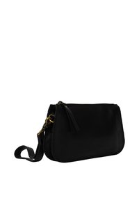 Borsa a pochette in pelle nera con chiusura a zip, tracolla removibile e una finitura leggermente testurizzata. Presenta accenti in metallo.