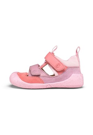Rosa und korallenfarbener Kleinkindschuh aus mehreren Materialien mit rundlicher Spitze, zwei Klettverschlüssen und strukturierter Gummisohle, mit ausgeschnittenem Design.