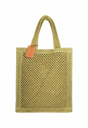 Borsa tote beige all’uncinetto con due manici e una piccola targhetta rettangolare in pelle attaccata vicino al manico.