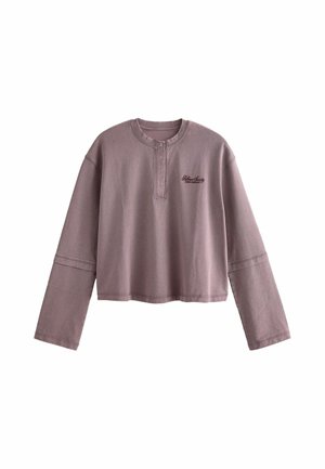 Svetrík - purple chest graphic