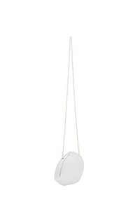 Metallisch silberne Handtasche mit ovaler Form, glatter Oberfläche und silbernem Kettenriemen. Verschluss auf der Oberseite. Minimalistisches Design.