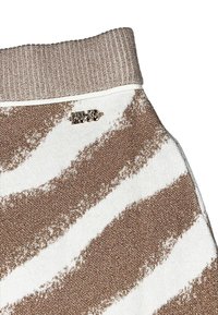 Maglione a maglia con motivo a righe bianche e marroni, caratterizzato da un colletto a coste e un dettagli in logo metallico. Texture liscia con una leggera lucentezza.