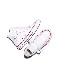 Par bele belih visoko steznih superg Converse z rdečimi in črnimi črtami ter modro zvezdico kot logotipom, vezi so razvezane, pogled z vrha na belem ozadju.