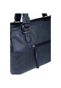 Marineblauwe handtas met textuur, voorzien van een ritsvak, duurzame handvatten met hardware-accenten en een gestructureerd ontwerp.