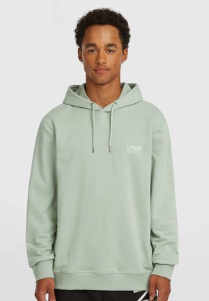 Gaiši zaļa kapuce no mīksta auduma ar priekšu kangaru kabatu, auklu kapuci un izšūtu logo krūtīs.