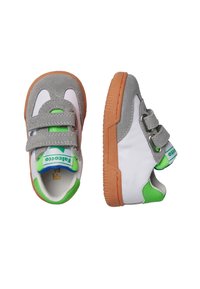 Sneaker grigio e bianco con accenti verdi, dotate di chiusura a strappo con due cinturini, suole in gomma e colletto imbottito per il comfort.