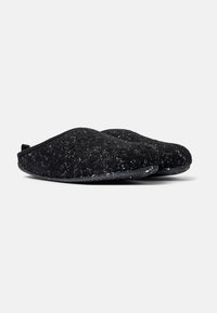 Zapatillas de casa negras de fieltro con una superficie texturada, que presentan una forma redondeada, suela de goma y un sutil patrón moteado para un detalle adicional.