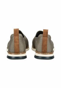 Scarpe di tessuto marroni con una parte superiore testurizzata, accenti in pelle marrone a contrasto e una suola bianca con un battistrada in gomma nera sul fondo.