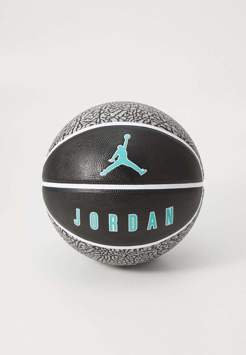 Crni košarkaški loptica s sivim teksturiranim naglascima, koja sadrži tirkizni Jordan logo i tekst "JORDAN". Osobit dizajn s uzdignutom površinom za bolji grip.