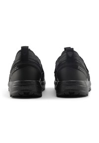 Černé sportovní boty s texturovaným textilním svrškem, konturovanou podrážkou a vyztuženou patou. Vybavené logem na bocích a poutky pro snadné obouvání.