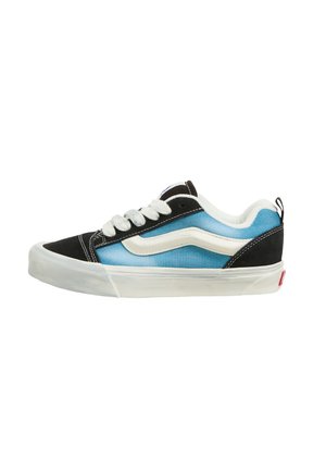 Sneaker in tela nera e blu con lacci bianchi, caratterizzato da un logo a onda bianco, punta arrotondata e suola in gomma. Dettagli in cucitura sui lati.