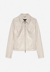 Beige leren jas met kraag, ritssluiting aan de voorkant, twee zijzakken en horizontale stiksel-details op de borst. Soepele textuur.