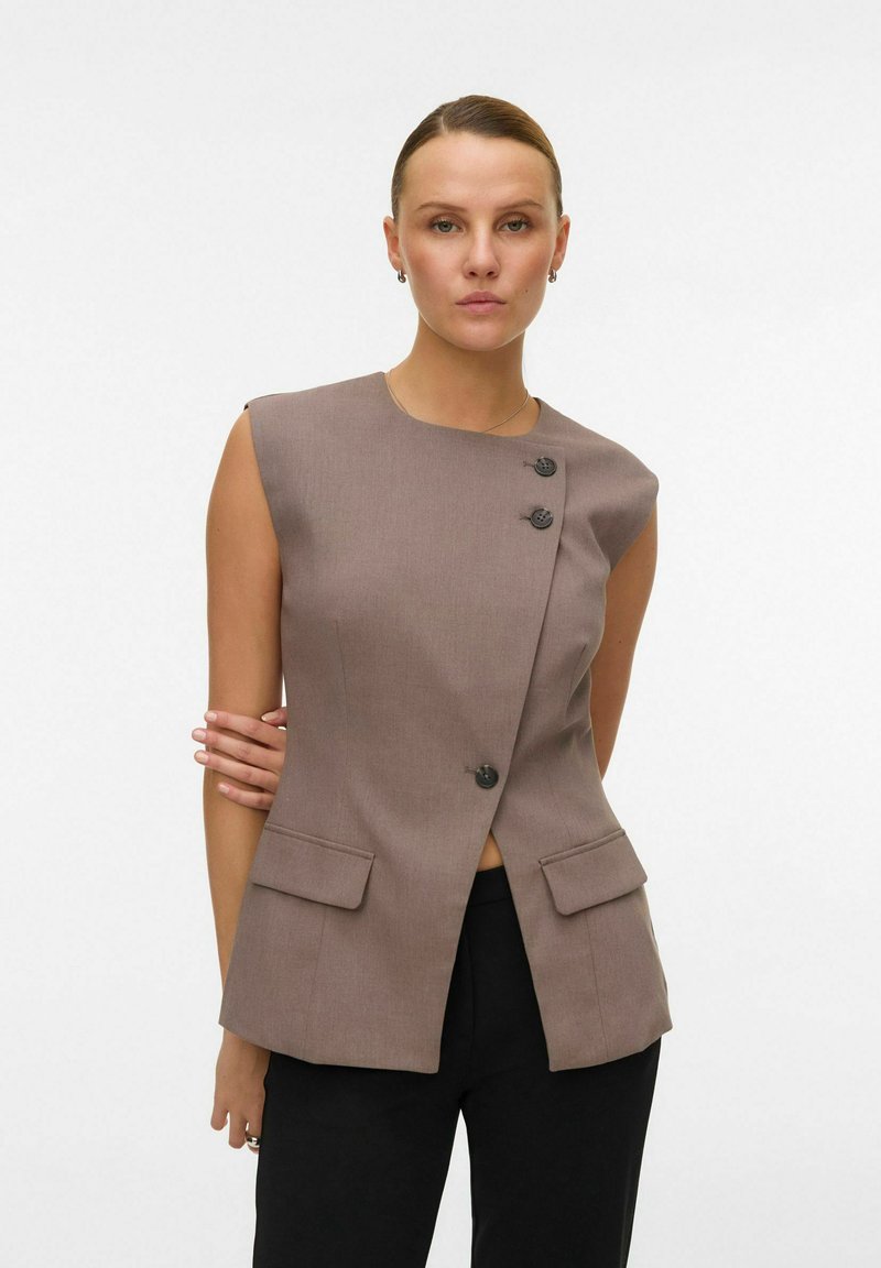 Blazer sans manches marron avec un col rond, trois boutons à l'avant et deux poches plaquées, fabriqué en tissu lisse avec une coupe cintrée.