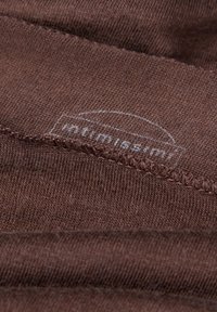 Brauner Stoff mit einer glatten Textur, der eine horizontale Naht und ein schwaches weißes Logo aufweist. Das Material ist weich und elastisch.