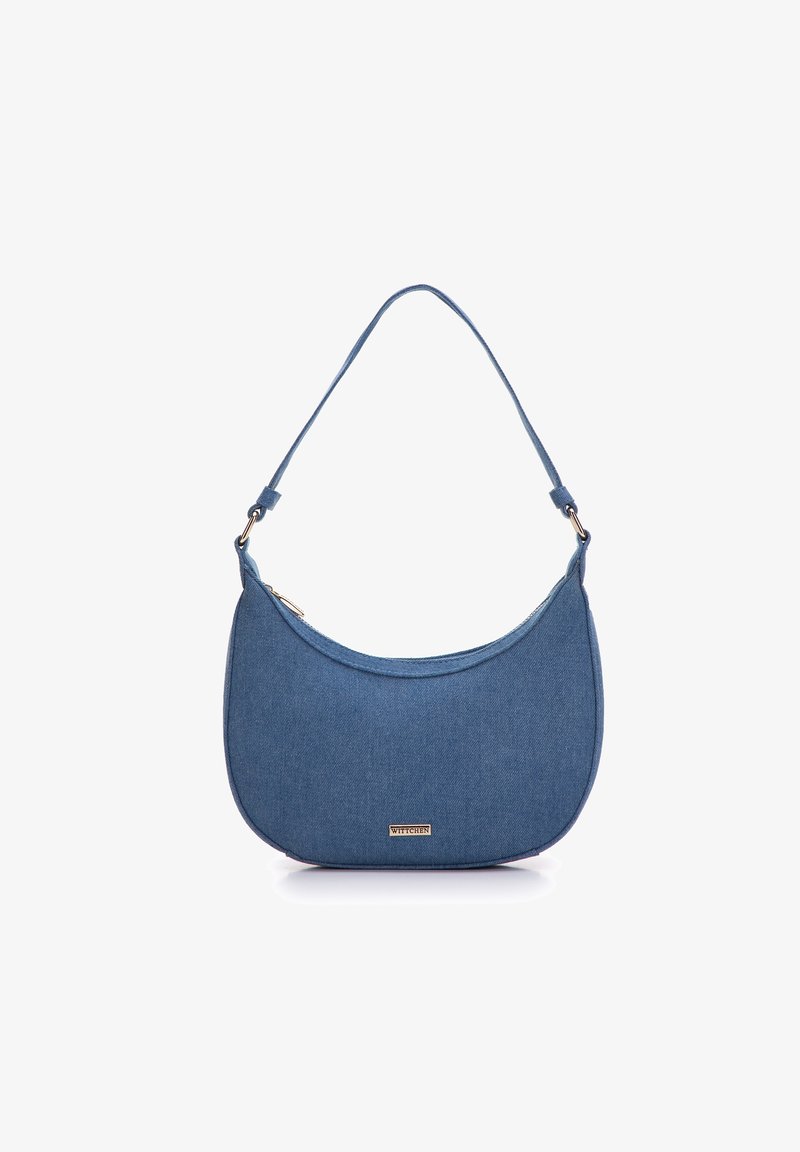 Borsa a spalla in denim blu con forma curvata, tracolla regolabile, chiusura con zip e dettagli in metallo dorato. Presenta una piastra con logo sul davanti.