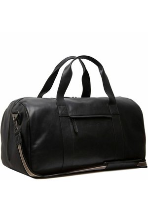 Sac de sport en cuir noir avec deux poignées supérieures, une bandoulière ajustable, un compartiment principal zippé et une poche zippée extérieure.